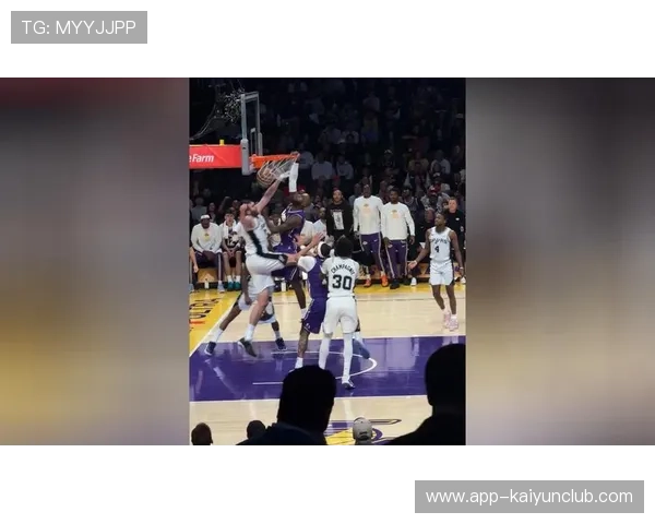 湖人反击一条龙，詹姆斯突破隔扣引爆全场